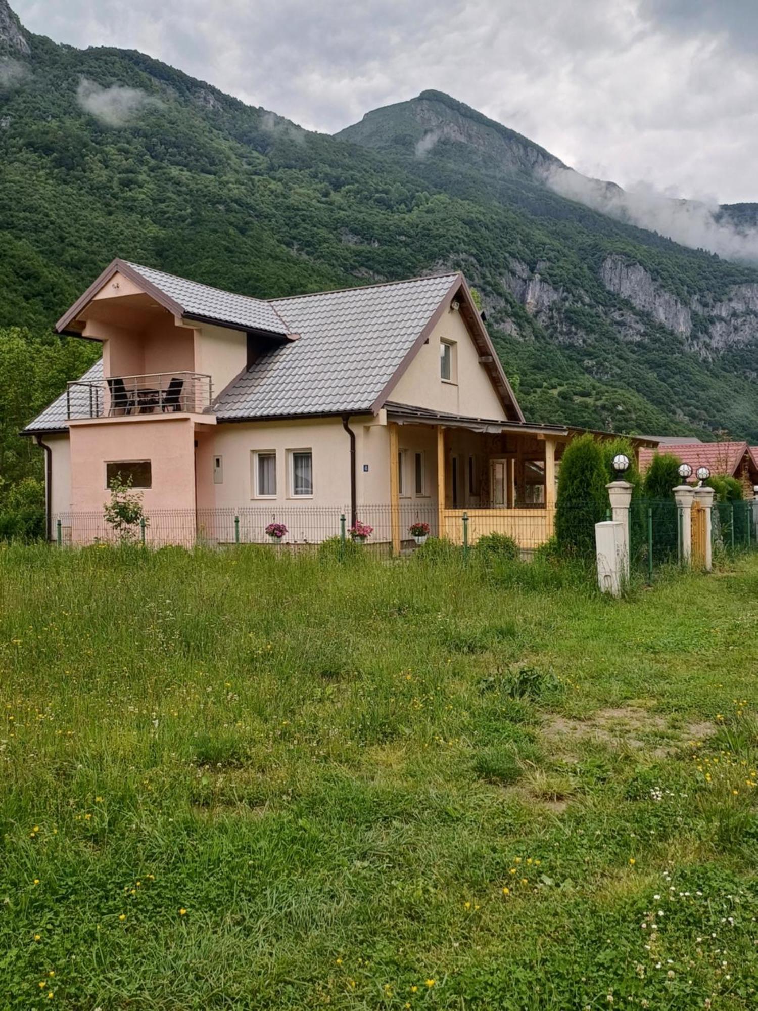 Breti'S Guesthouse Vusanje Экстерьер фото